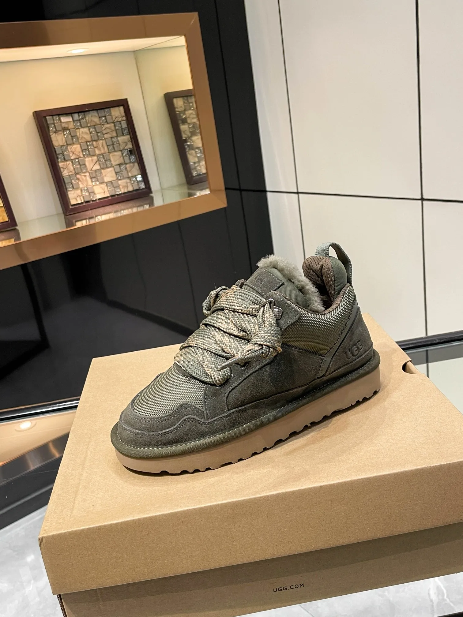 Men's men's shoes P540! UGG~25vs popular platform thick-soled casual shoes series... [Round-toe thick-soled casual shoes] A shoe that does not clash with shirts, simple partition design ➕ spotted outsole, silk curls on the upper, a must-have for autumn and winter, can be worn with any pants or skirt, very comfortable and beautiful on the feet... ❶Material: Original customized cow ➕Breathable mesh ❷Inner lining: Original customized wool ❸ Foot pads: Original customized sheepskin ❹Outsole: Original molded wear-resistant velvet foam outsole ❺Number of codes: 35-41 ❻Packaging: Original full set of packaging ☀Color: Official website updated simultaneously